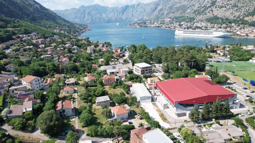 Kuća 120 m² na placu 1.107 m² – Škaljari, Kotor – 350m od mora, mogućnost gradnje zgrade
