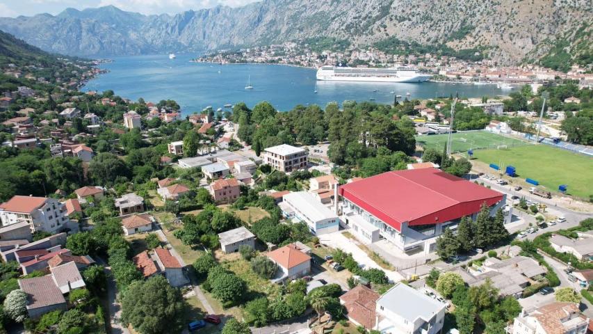 Kuća 120 m² na placu 1.107 m² – Škaljari, Kotor – 350m od mora, mogućnost gradnje zgrade