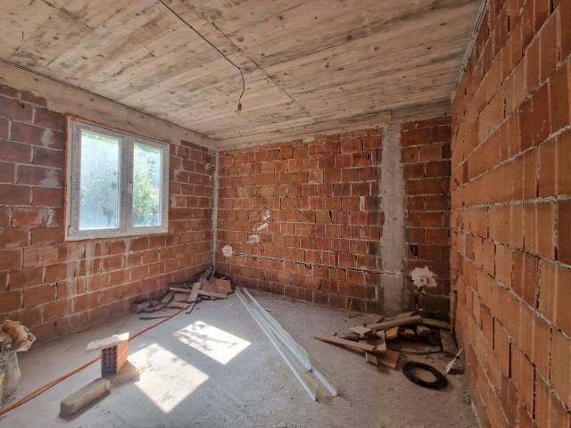 Kuća 120 m² na placu 1.107 m² – Škaljari, Kotor – 350m od mora, mogućnost gradnje zgrade