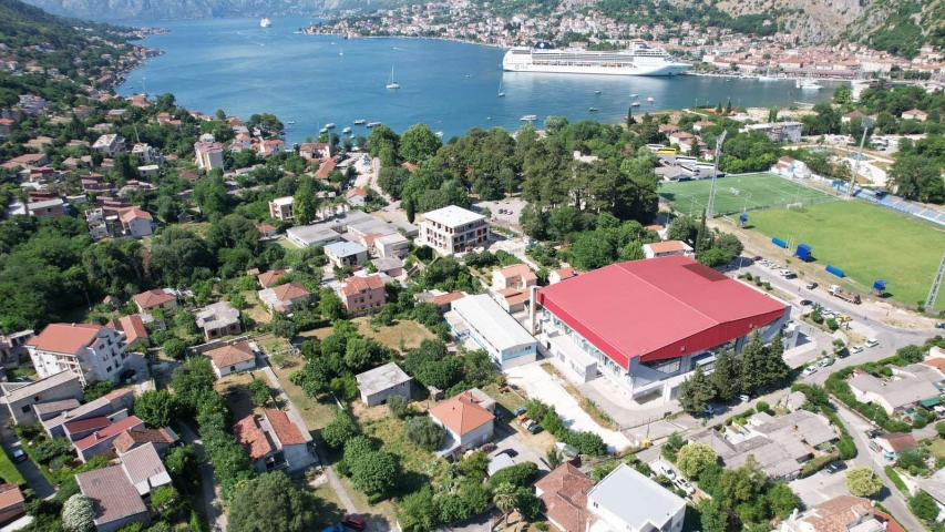 Kuća 120 m² na placu 1.107 m² – Škaljari, Kotor – 350m od mora, mogućnost gradnje zgrade