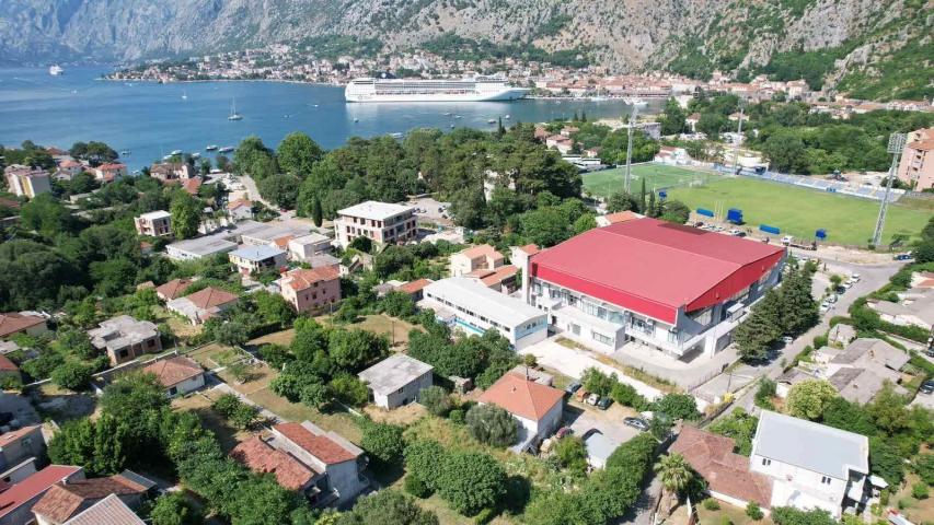 Kuća 120 m² na placu 1.107 m² – Škaljari, Kotor – 350m od mora, mogućnost gradnje zgrade