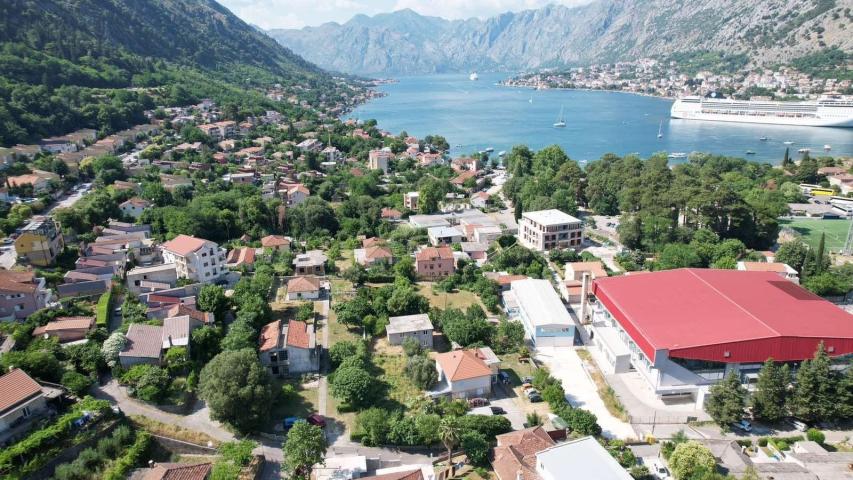 Kuća 120 m² na placu 1.107 m² – Škaljari, Kotor – 350m od mora, mogućnost gradnje zgrade