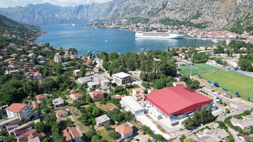 Kuća 120 m² na placu 1.107 m² – Škaljari, Kotor – 350m od mora, mogućnost gradnje zgrade