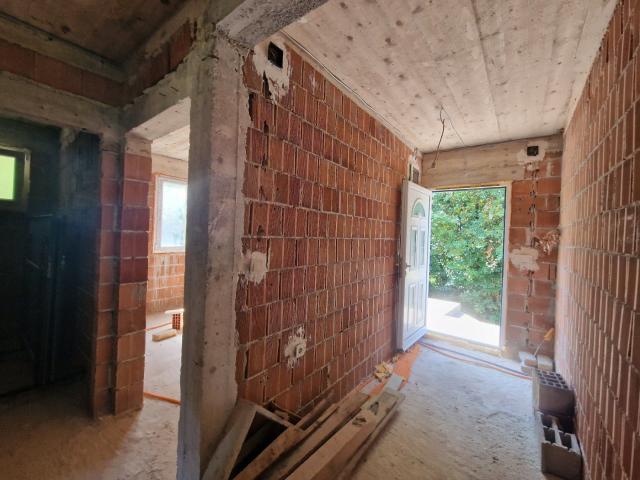 Kuća 120 m² na placu 1.107 m² – Škaljari, Kotor – 350m od mora, mogućnost gradnje zgrade