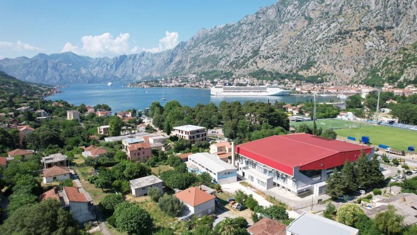 Kuća 120 m² na placu 1.107 m² – Škaljari, Kotor – 350m od mora, mogućnost gradnje zgrade