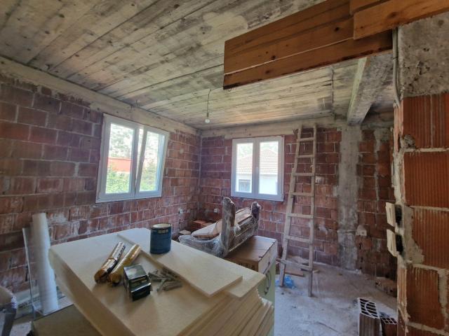 Kuća 120 m² na placu 1.107 m² – Škaljari, Kotor – 350m od mora, mogućnost gradnje zgrade
