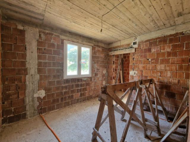 Kuća 120 m² na placu 1.107 m² – Škaljari, Kotor – 350m od mora, mogućnost gradnje zgrade