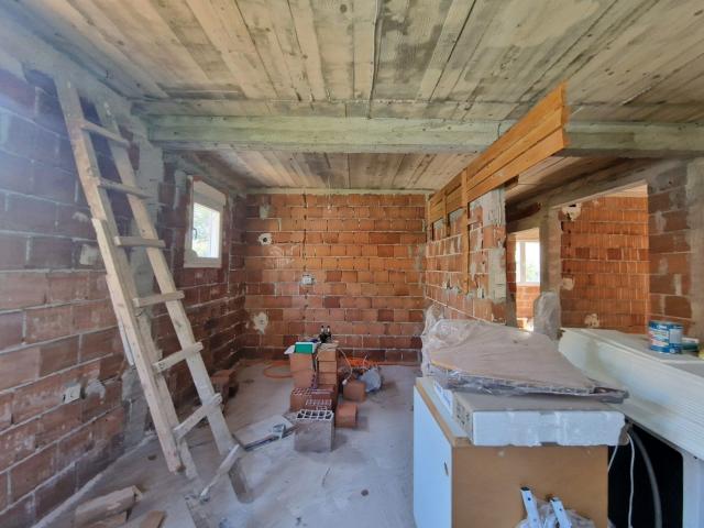 Kuća 120 m² na placu 1.107 m² – Škaljari, Kotor – 350m od mora, mogućnost gradnje zgrade