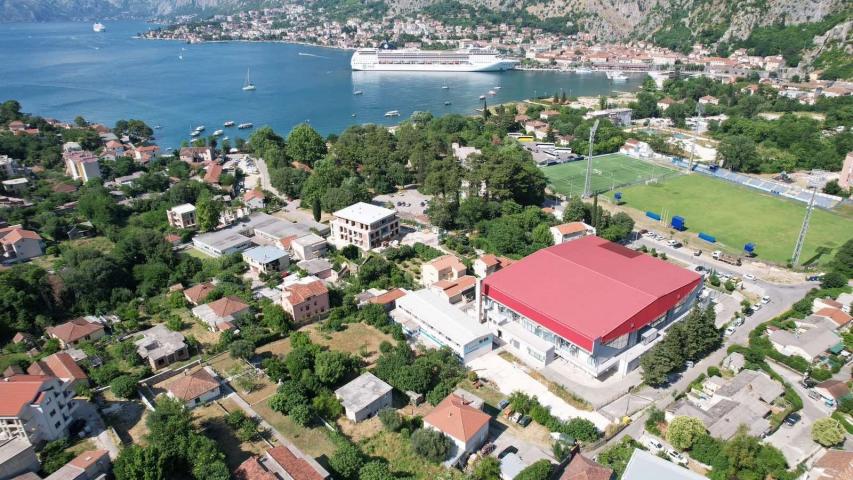 Kuća 120 m² na placu 1.107 m² – Škaljari, Kotor – 350m od mora, mogućnost gradnje zgrade