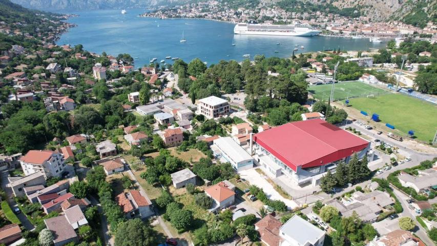 Kuća 120 m² na placu 1.107 m² – Škaljari, Kotor – 350m od mora, mogućnost gradnje zgrade