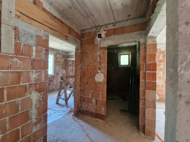 Kuća 120 m² na placu 1.107 m² – Škaljari, Kotor – 350m od mora, mogućnost gradnje zgrade