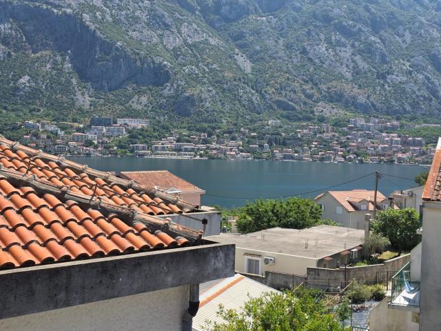 Jedinstven stan 115m² sa pogledom na more i dva parking mesta – Prčanj, Kotor (100m od mora)