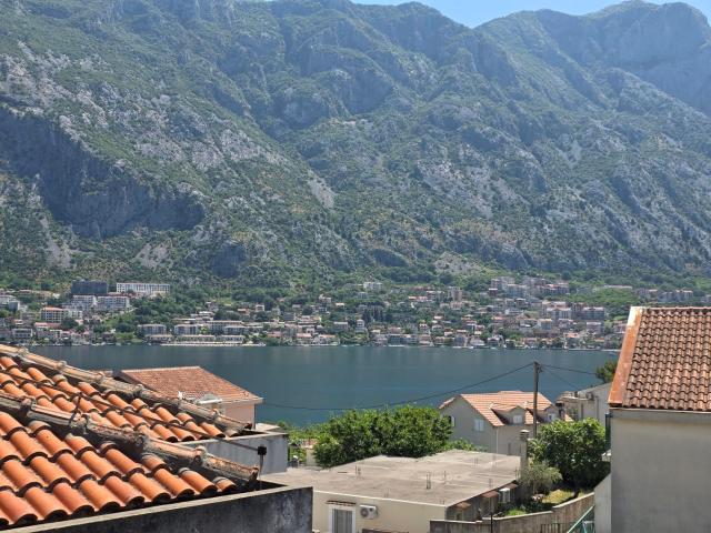 Jedinstven stan 115m² sa pogledom na more i dva parking mesta – Prčanj, Kotor (100m od mora)