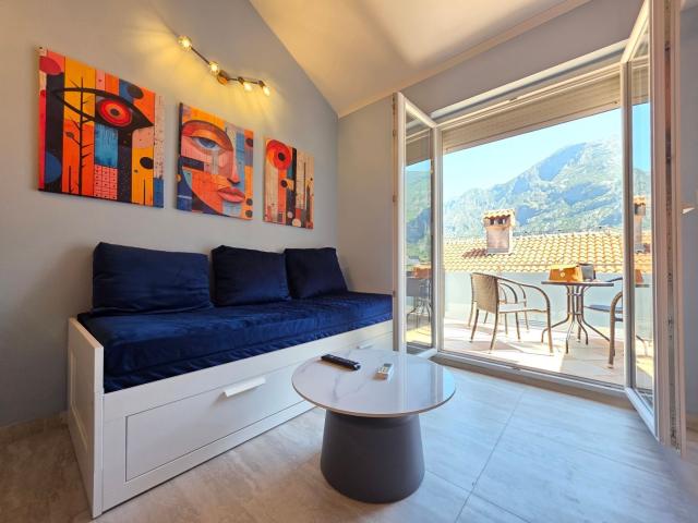 Jedinstven stan 115m² sa pogledom na more i dva parking mesta – Prčanj, Kotor (100m od mora)