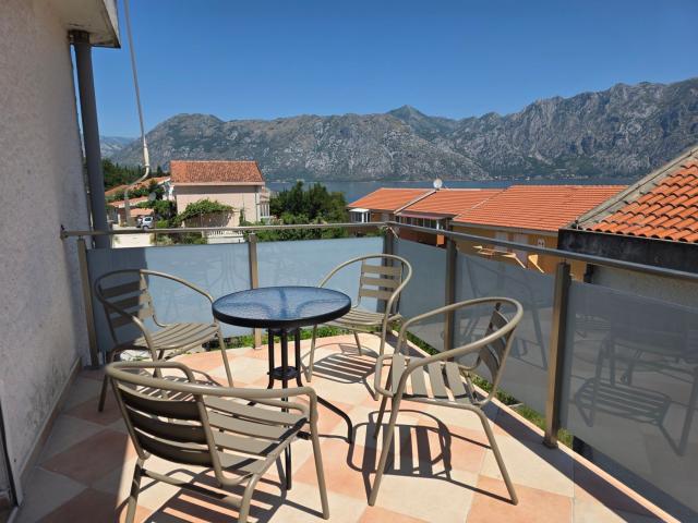 Jedinstven stan 115m² sa pogledom na more i dva parking mesta – Prčanj, Kotor (100m od mora)