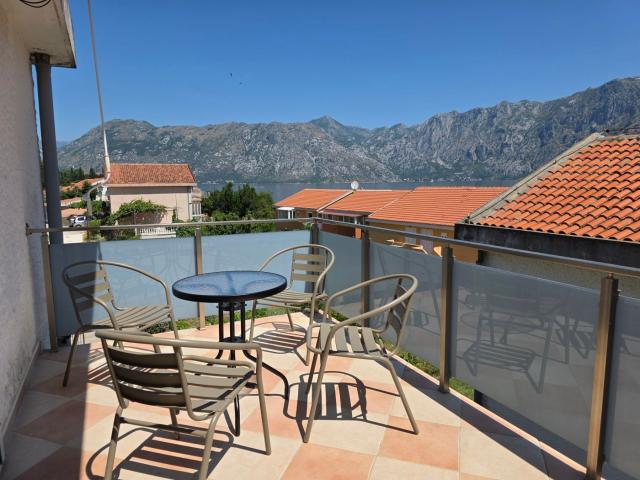 Jedinstven stan 115m² sa pogledom na more i dva parking mesta – Prčanj, Kotor (100m od mora)
