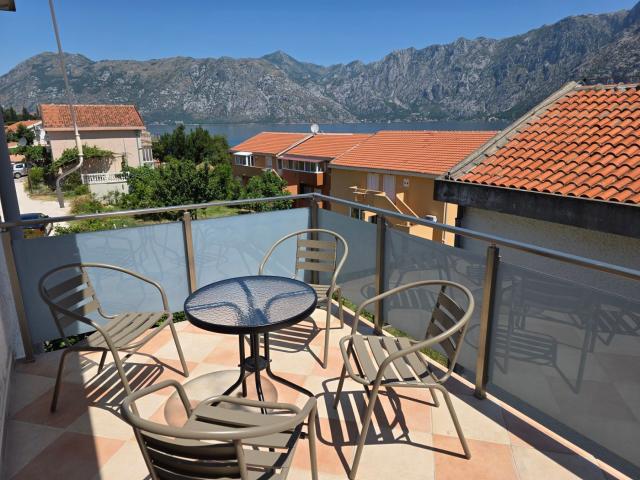 Jedinstven stan 115m² sa pogledom na more i dva parking mesta – Prčanj, Kotor (100m od mora)
