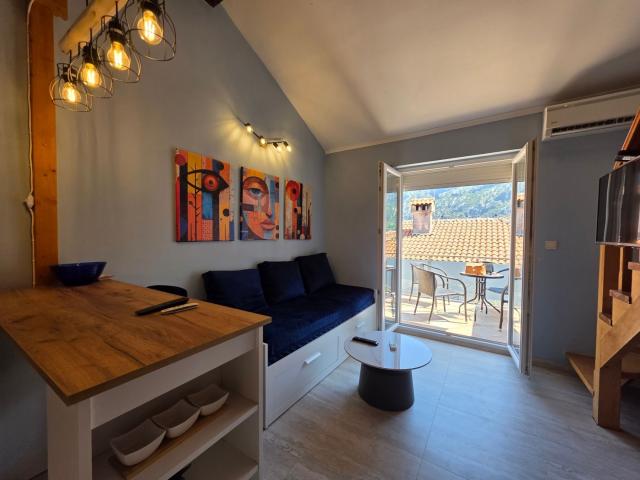 Jedinstven stan 115m² sa pogledom na more i dva parking mesta – Prčanj, Kotor (100m od mora)