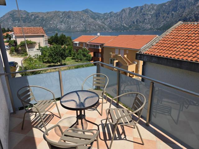 Jedinstven stan 115m² sa pogledom na more i dva parking mesta – Prčanj, Kotor (100m od mora)