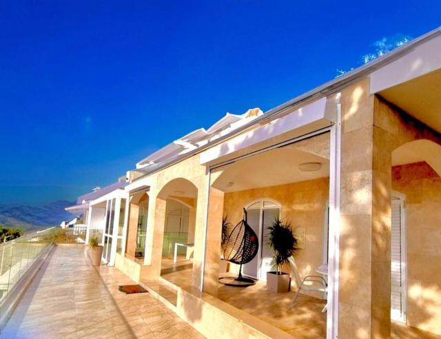Luksuzna vila 440 m² sa 7 spavaćih soba i panoramskim pogledom na more-Prijevor, Budva