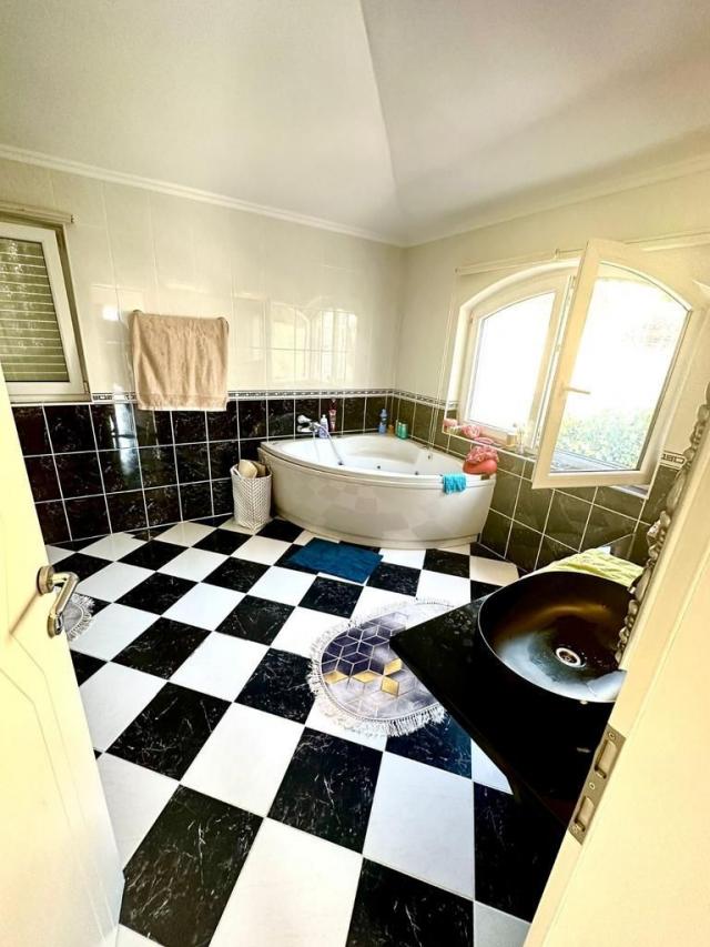 Luksuzna vila 440 m² sa 7 spavaćih soba i panoramskim pogledom na more-Prijevor, Budva