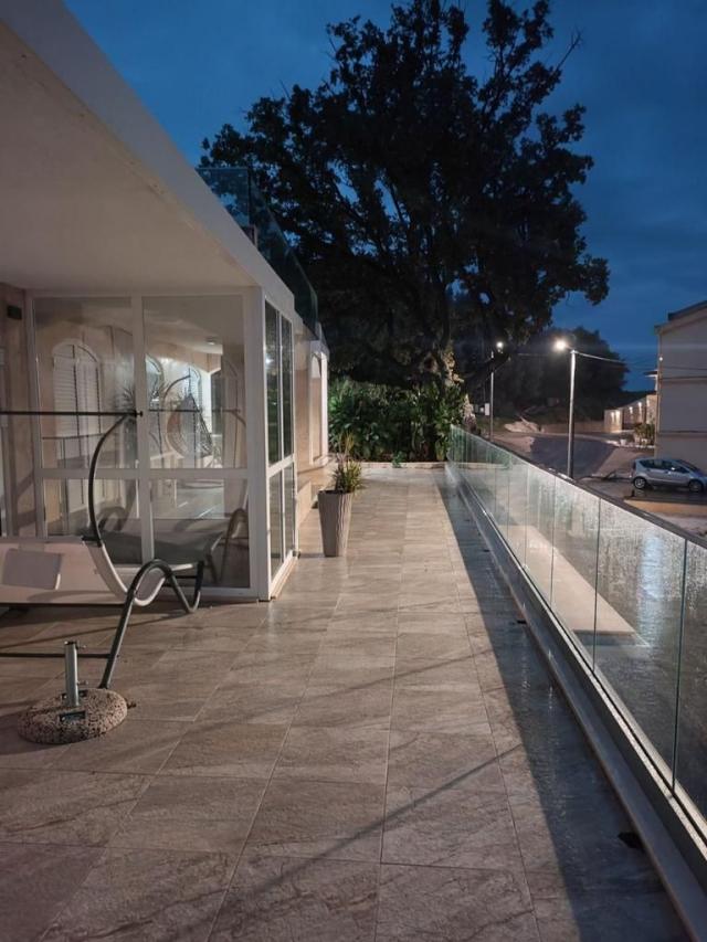 Luksuzna vila 440 m² sa 7 spavaćih soba i panoramskim pogledom na more-Prijevor, Budva