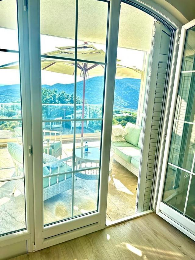 Luksuzna vila 440 m² sa 7 spavaćih soba i panoramskim pogledom na more-Prijevor, Budva