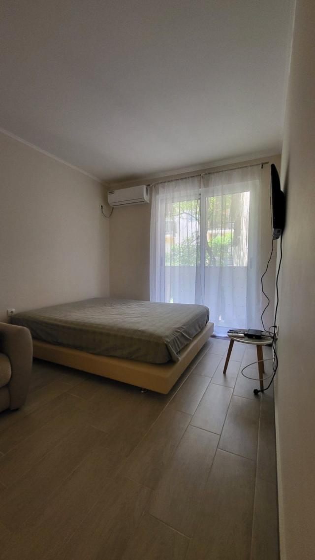 Jednosoban apartman 48m2 u Becicima (Na duzi period, dostupan od 01.09.2026)