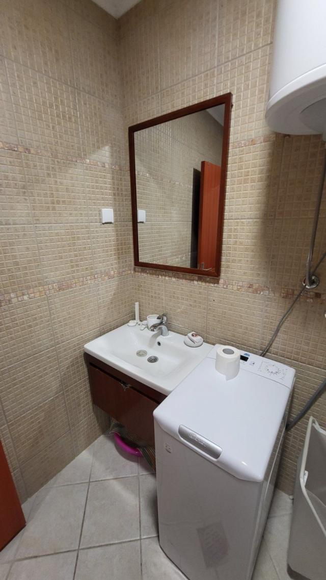 Jednosoban apartman 48m2 u Becicima (Na duzi period, dostupan od 01.09.2026)