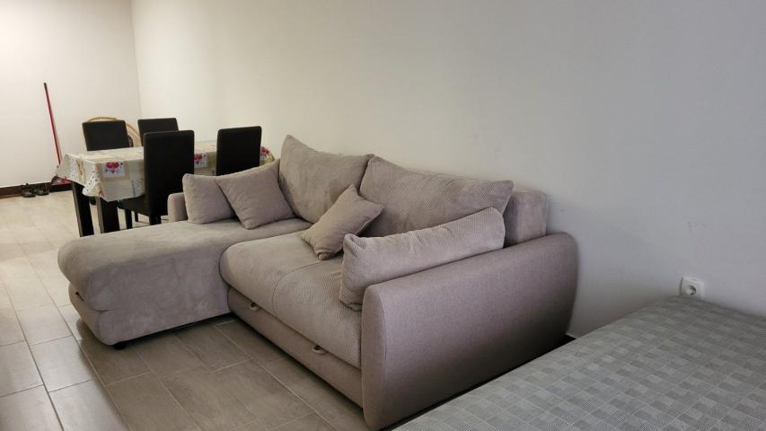 Jednosoban apartman 48m2 u Becicima (Na duzi period, dostupan od 01.09.2026)