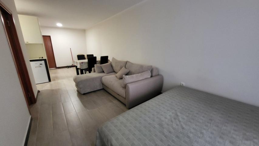Jednosoban apartman 48m2 u Becicima (Na duzi period, dostupan od 01.09.2026)