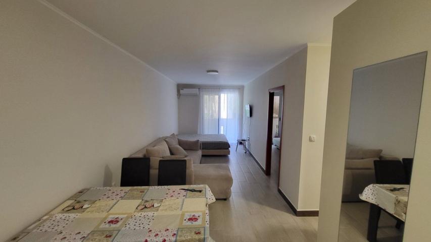 Jednosoban apartman 48m2 u Becicima (Na duzi period, dostupan od 01.09.2026)