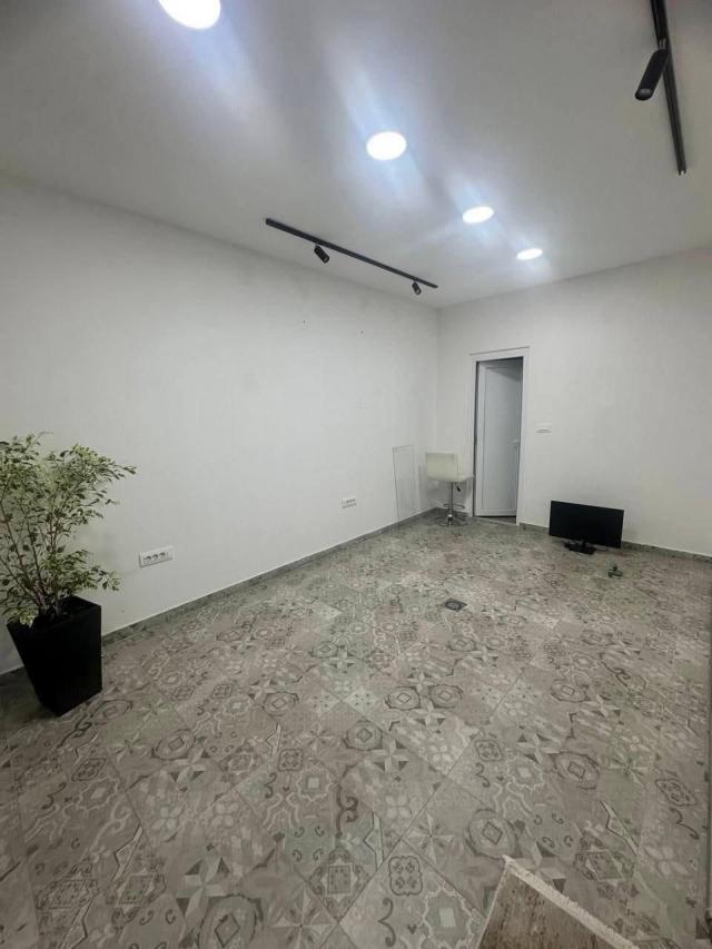 Potpuno opremljen poslovni prostor 69m² sa terasom – Old Bakery Budva