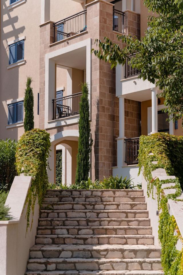 Ekskluzivan dvosoban apartman 97.82 m² – Luštica Bay, Centrale (fleksibilni uslovi plaćanja)