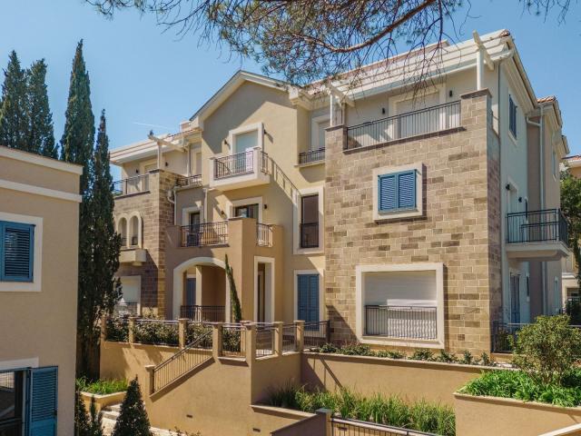 Ekskluzivan dvosoban apartman 97.82 m² – Luštica Bay, Centrale (fleksibilni uslovi plaćanja)