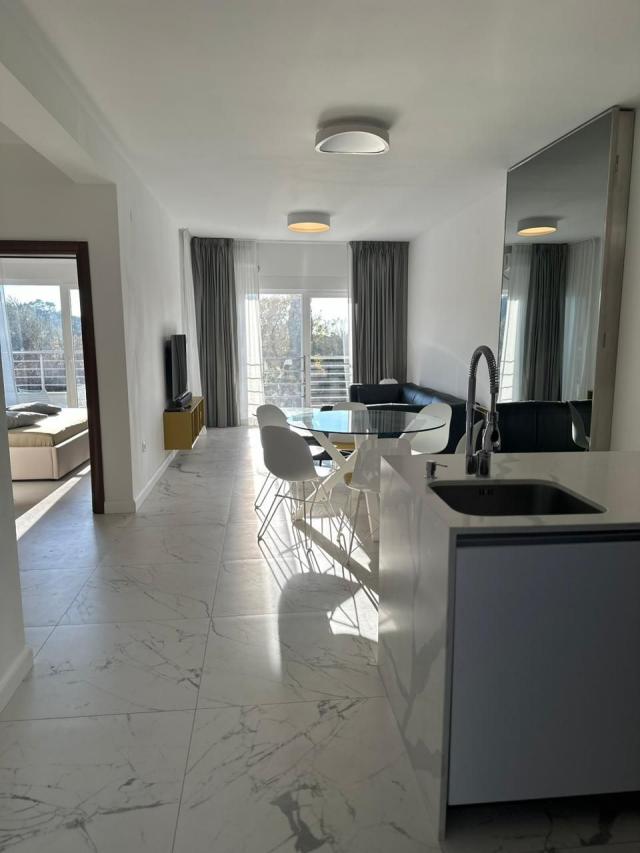 Prodaja dvosobnog luksuzno opremljenog stana 60 m² + 25 m² terasa u kompleksu sa bazenom – Petrovac,
