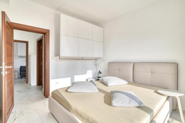 Prodaja dvosobnog luksuzno opremljenog stana 60 m² + 25 m² terasa u kompleksu sa bazenom – Petrovac,