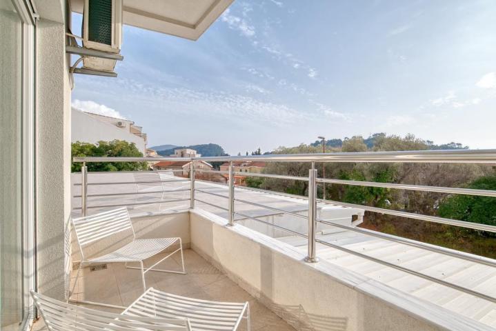 Prodaja dvosobnog luksuzno opremljenog stana 60 m² + 25 m² terasa u kompleksu sa bazenom – Petrovac,