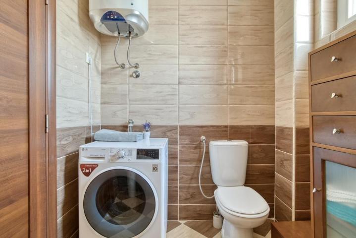 Prodaja dvosobnog luksuzno opremljenog stana 60 m² + 25 m² terasa u kompleksu sa bazenom – Petrovac,