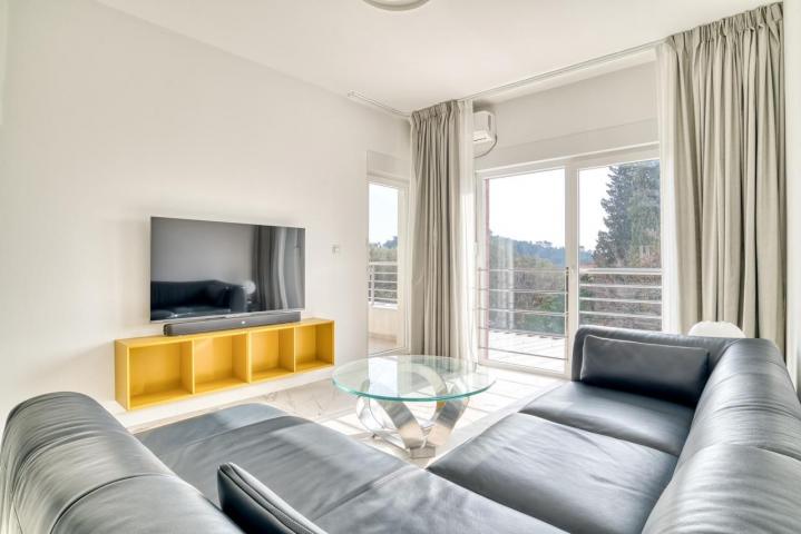 Prodaja dvosobnog luksuzno opremljenog stana 60 m² + 25 m² terasa u kompleksu sa bazenom – Petrovac,