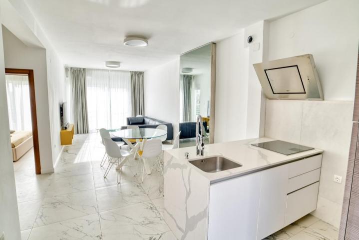 Prodaja dvosobnog luksuzno opremljenog stana 60 m² + 25 m² terasa u kompleksu sa bazenom – Petrovac,
