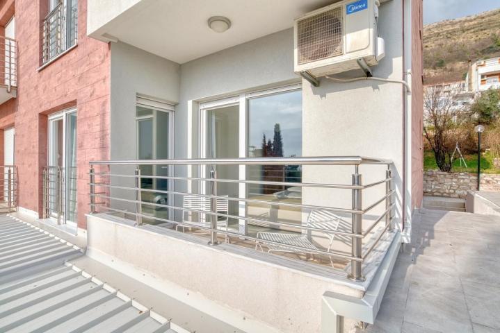 Prodaja dvosobnog luksuzno opremljenog stana 60 m² + 25 m² terasa u kompleksu sa bazenom – Petrovac,