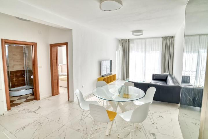 Prodaja dvosobnog luksuzno opremljenog stana 60 m² + 25 m² terasa u kompleksu sa bazenom – Petrovac,