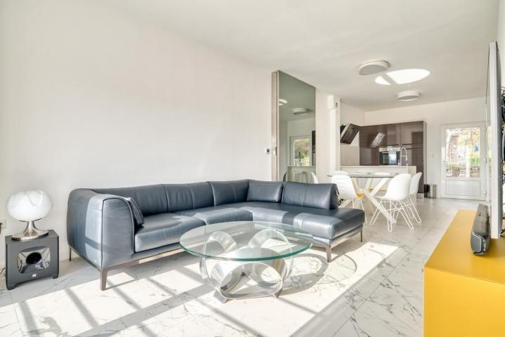 Prodaja dvosobnog luksuzno opremljenog stana 60 m² + 25 m² terasa u kompleksu sa bazenom – Petrovac,