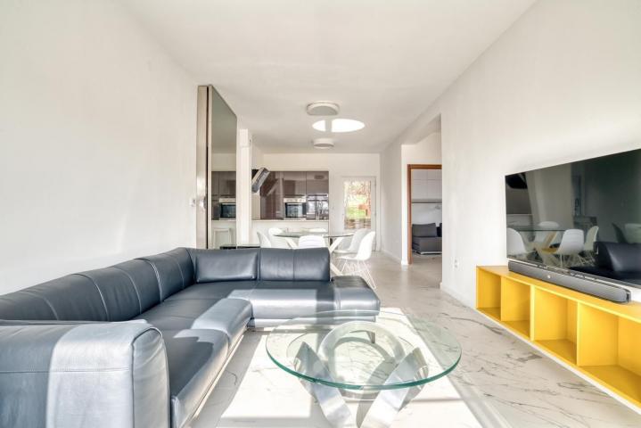 Prodaja dvosobnog luksuzno opremljenog stana 60 m² + 25 m² terasa u kompleksu sa bazenom – Petrovac,