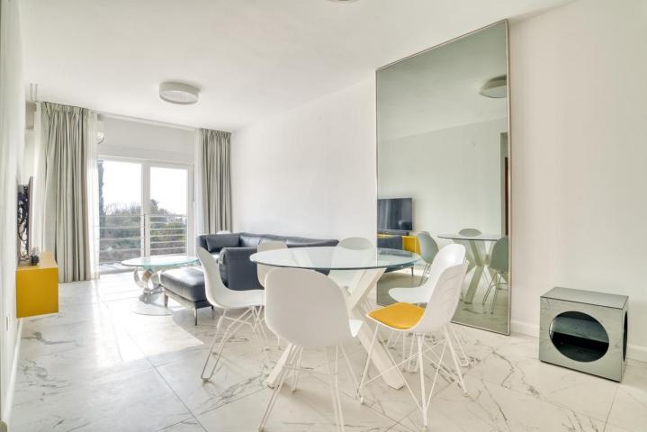 Prodaja dvosobnog luksuzno opremljenog stana 60 m² + 25 m² terasa u kompleksu sa bazenom – Petrovac,