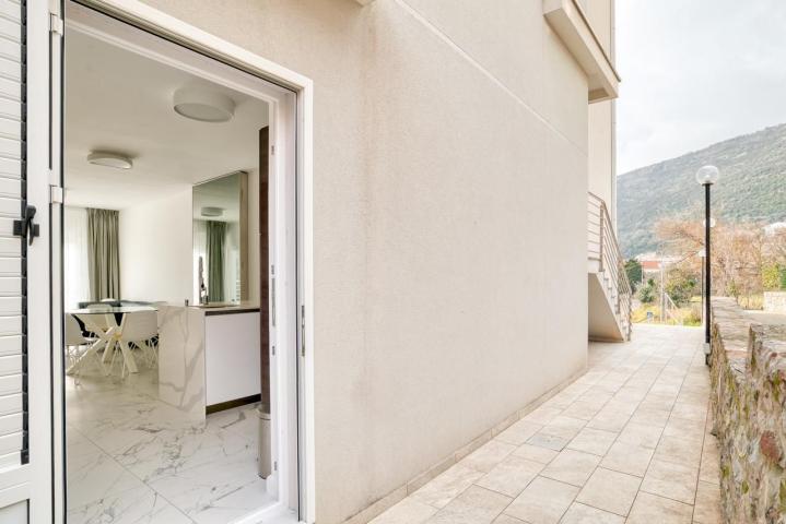 Prodaja dvosobnog luksuzno opremljenog stana 60 m² + 25 m² terasa u kompleksu sa bazenom – Petrovac,