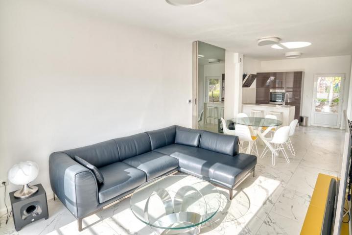 Prodaja dvosobnog luksuzno opremljenog stana 60 m² + 25 m² terasa u kompleksu sa bazenom – Petrovac,