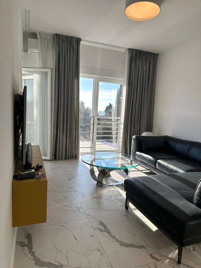 Prodaja dvosobnog luksuzno opremljenog stana 60 m² + 25 m² terasa u kompleksu sa bazenom – Petrovac,