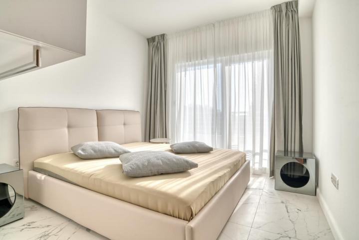 Prodaja dvosobnog luksuzno opremljenog stana 60 m² + 25 m² terasa u kompleksu sa bazenom – Petrovac,